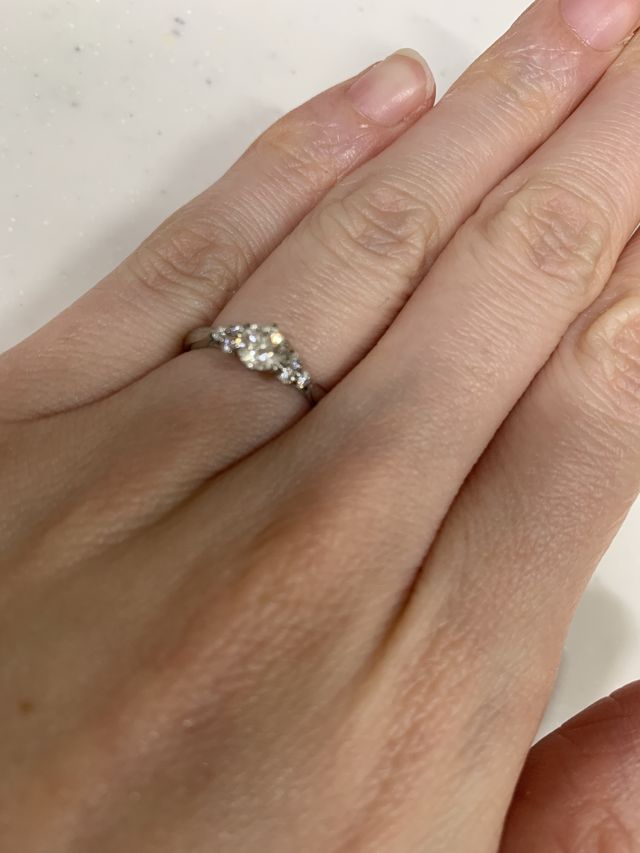 真ん中のダイヤモンドの横に、小さいダイヤモンドがついてます