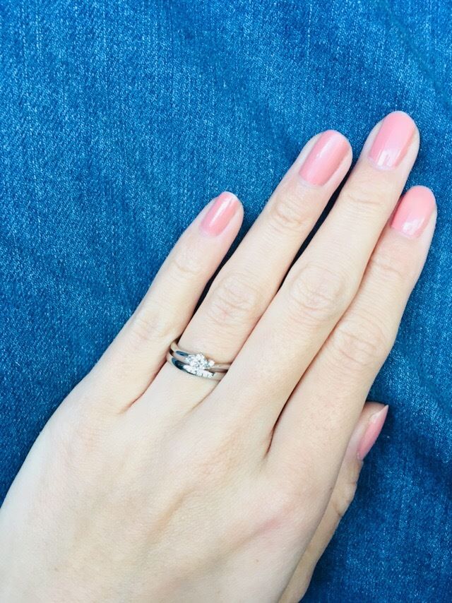 下が結婚指輪
上が婚約指輪
休日は、重ねづけしています。