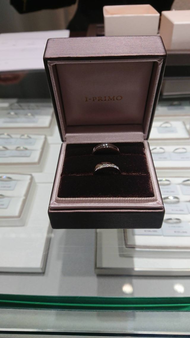 ダイヤモンドとピンクゴールドの重ね付けのようなデザイン