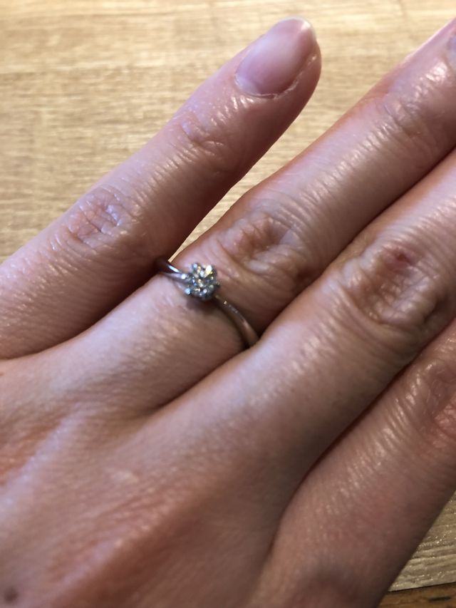 シンプルで一粒ダイヤがステキなデザインです。
