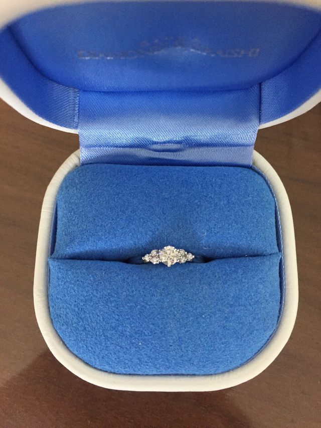 メインと左右に3つずつダイヤモンドで囲んでいます。