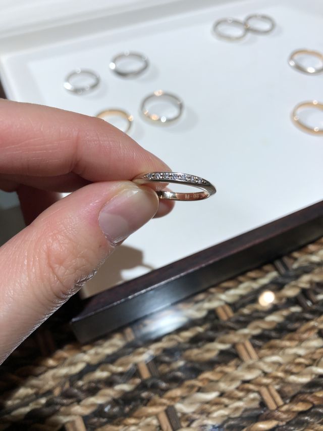 シンプルなストレートで、真ん中に石が５つのモデルです。