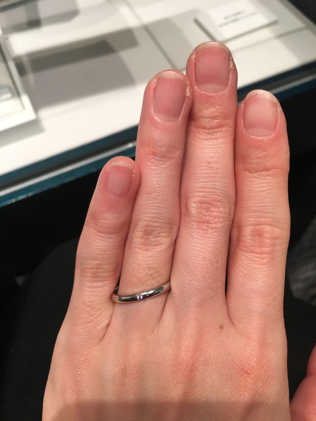 オーバルで新郎と合わせ、わたしは一粒ダイヤを入れました。