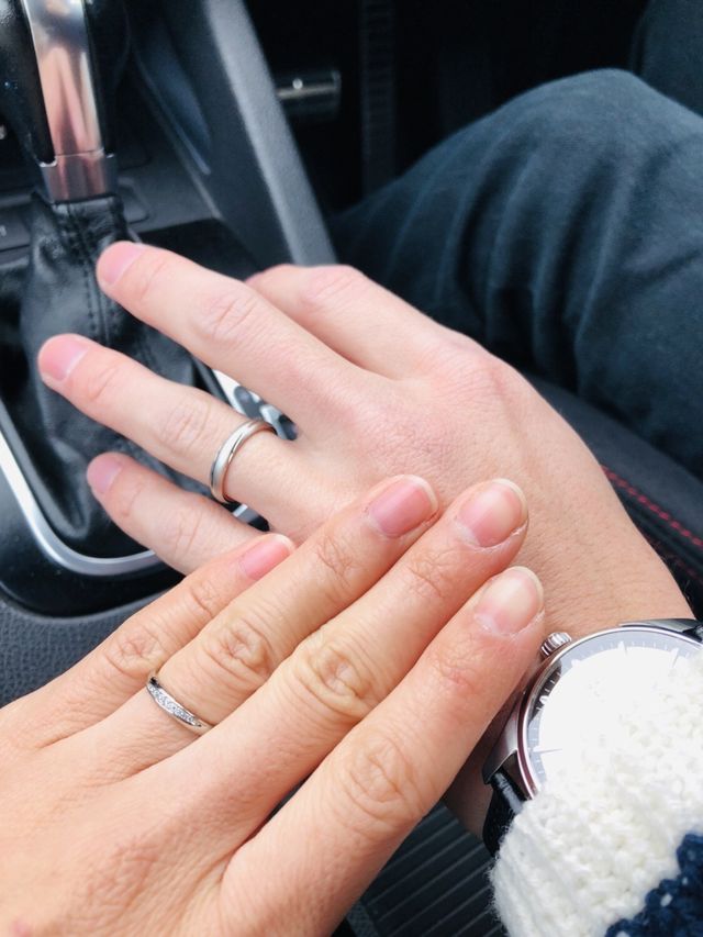 ペアではありませんが、右上から左下に流れる形は同じです。