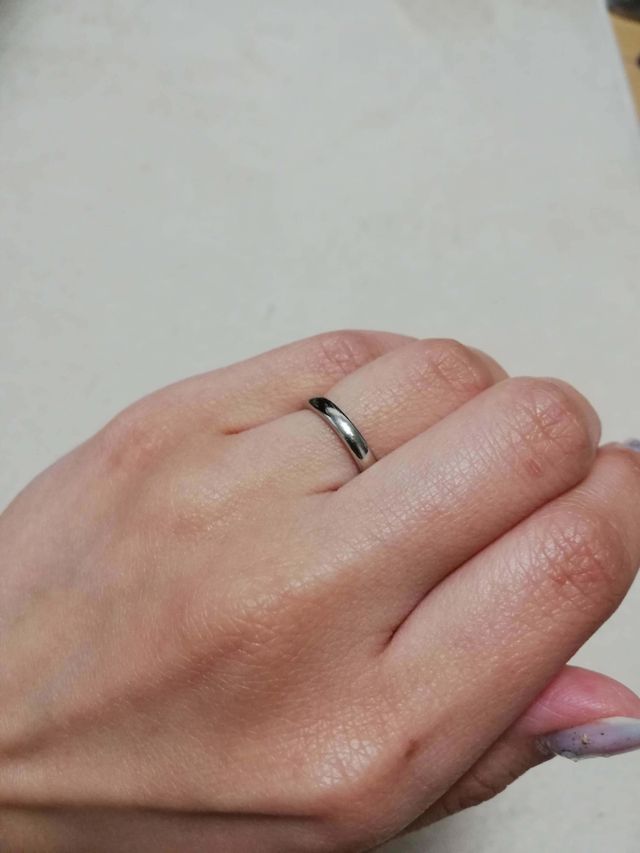 ザ・結婚指輪という感じの凄くシンプルな指輪です。