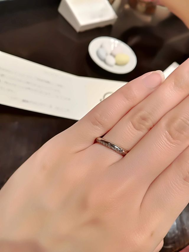 側面の下側のみにダイヤが入っているデザイン