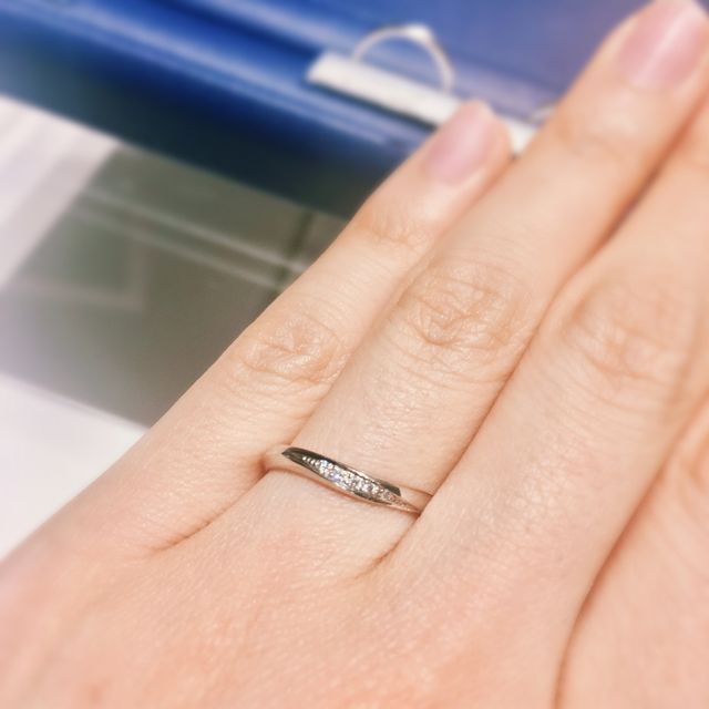 ダイヤとミル打ちで可愛らしいデザイン。