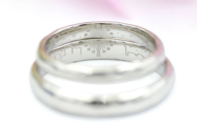 2人の思い出の場所を指輪の裏に刻んでもらいました。