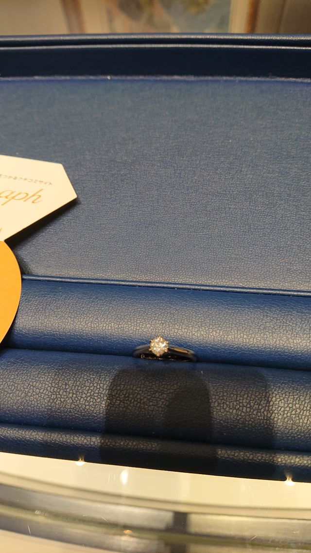 ダイヤがひきたつシンプルなデザイン