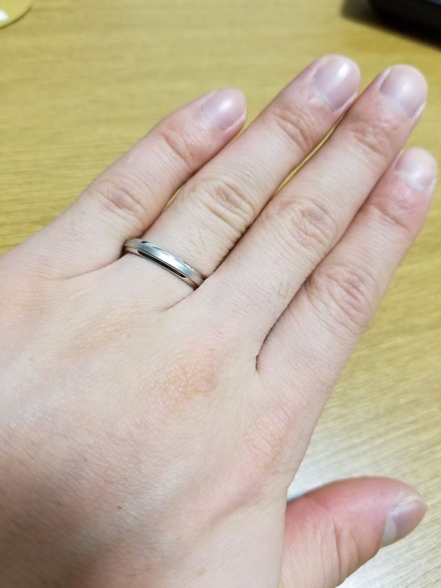 少しマット加工があるため綺麗すぎず男性にも栄えるデザインです