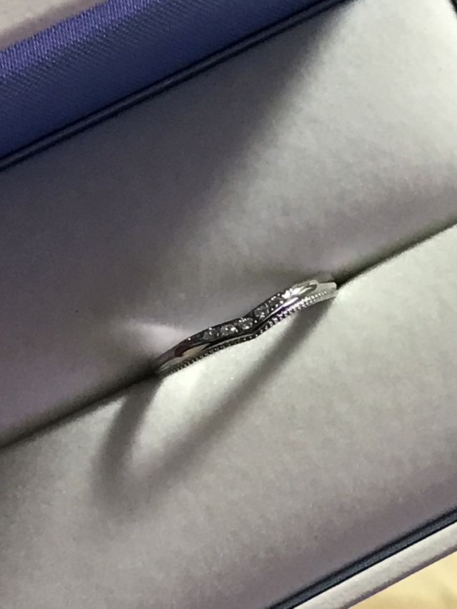 V字タイプにミル打ち加工がされ、ダイヤが5ピースついてます。