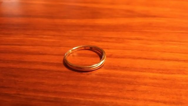 石を１つ入れたシンプルなデザインのものにしてもらいました。