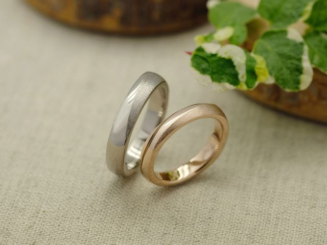 ピンクゴールドとホワイトゴールドのペアです