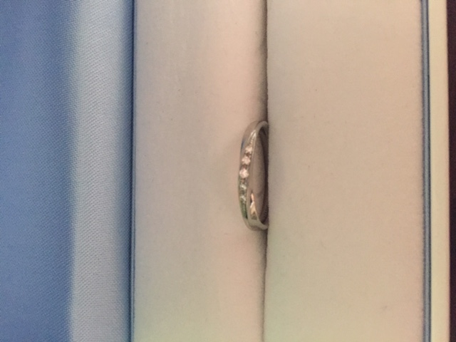 斜めラインでキラッとダイヤがあります