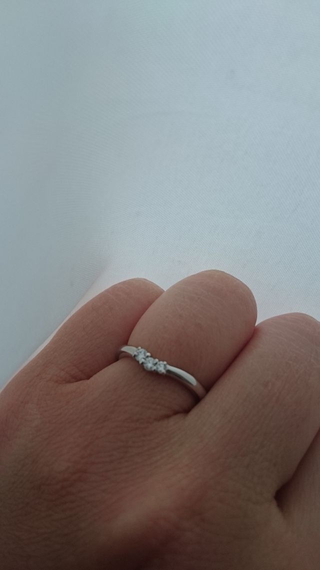 大きさが少しずつ違う三個のダイヤモンドがついている。