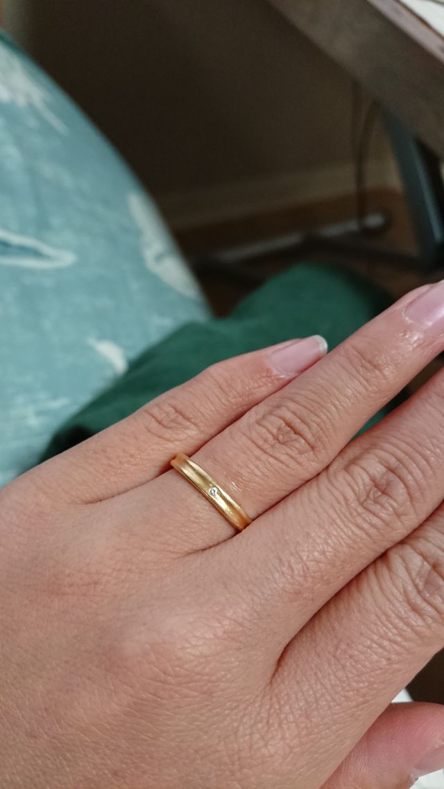 ゴールドにしました。小さなダイヤを入れています。
