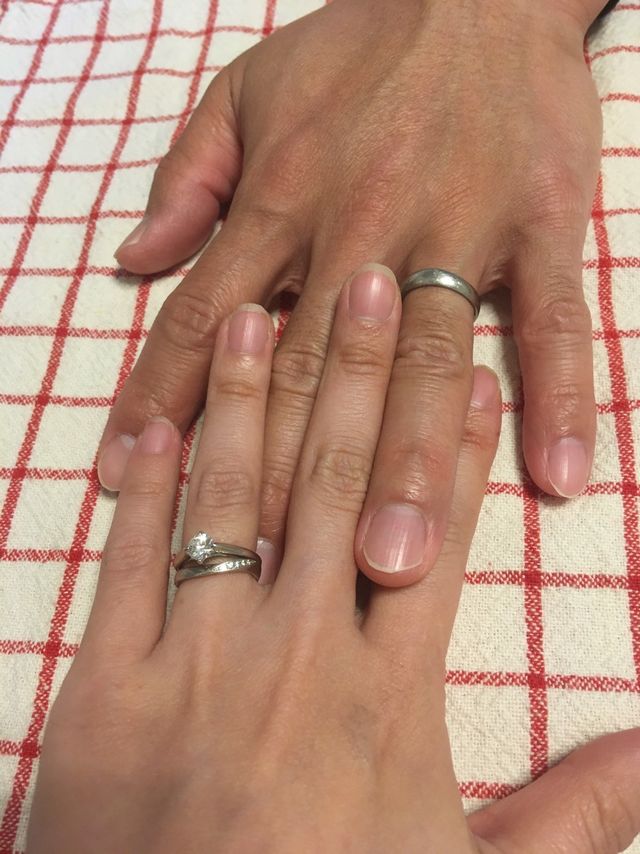 上の手が私で、下が妻の手です