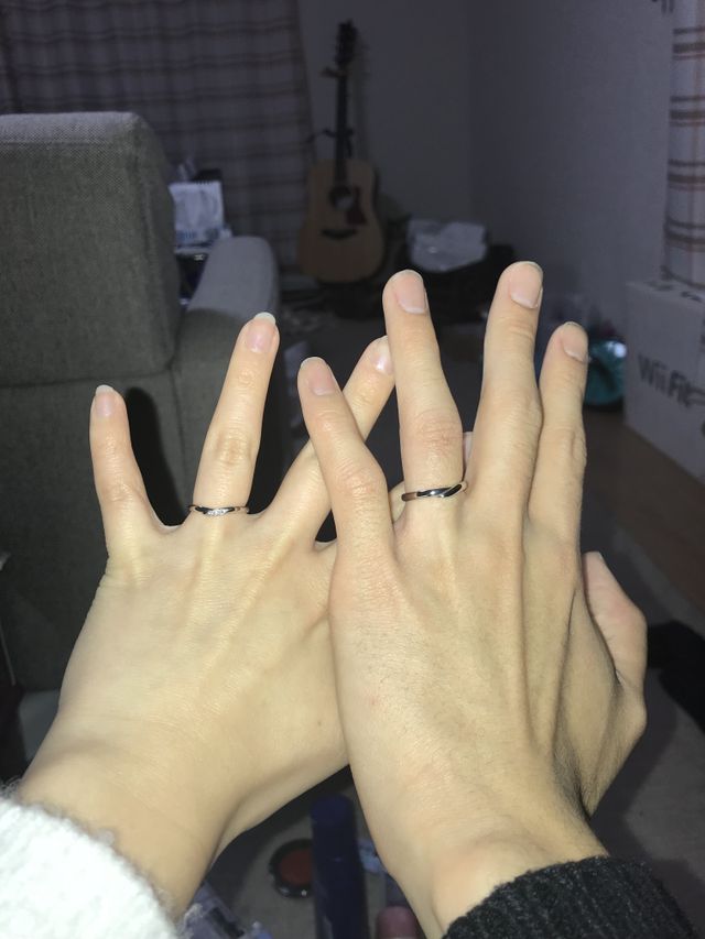 ゆるやかなV字の指輪で、ダイヤモンドが3つ付いています。