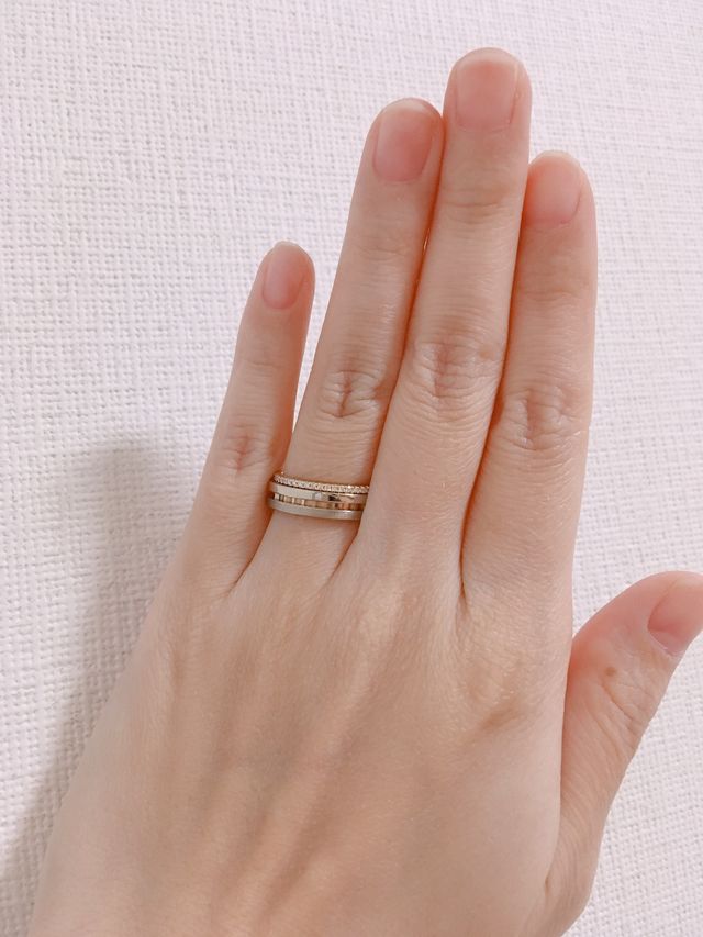 結婚指輪に重ね着け出来るようなデザインです。