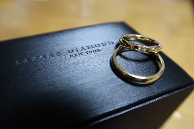 結婚指輪とボックス
(外箱は黒地に銀文字のデザインです)