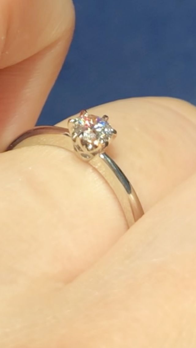 素晴らしいカットで、フラッシュのように虹色に輝きます。