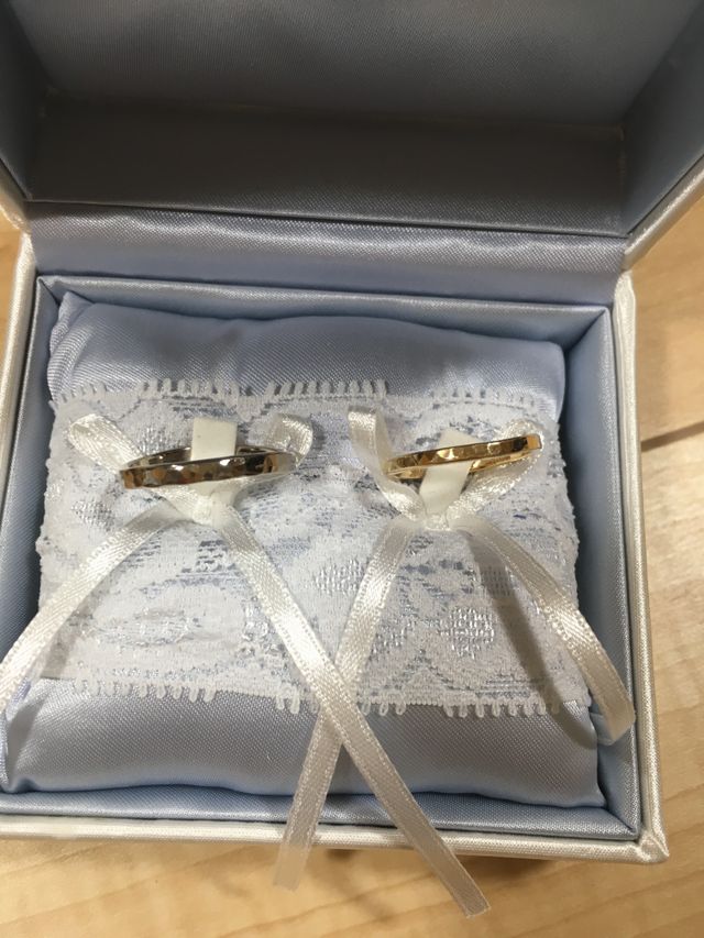 指輪は、鍛造・槌目・少しカーブ付き。箱とピローも同店で購入。