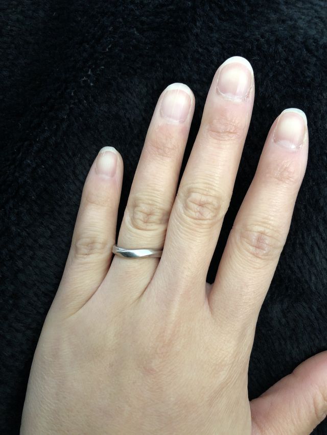左手薬指につけた画像