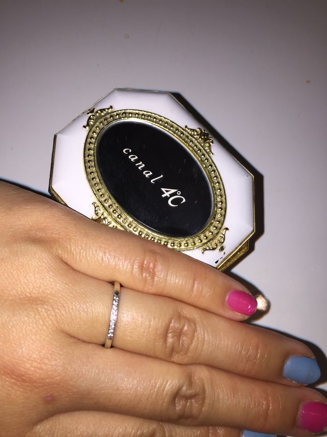 薬指にはめました。