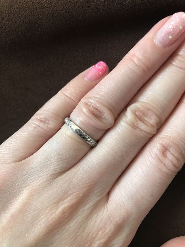 シンプルでダイヤもさりげなくキラキラ光る、着けやすいデザイン