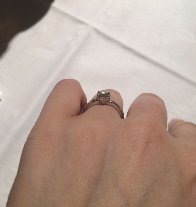 センターダイヤモンドを留める爪や爪の間も全部ダイヤが♡