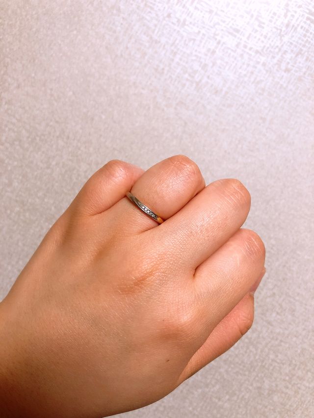 シルバーとピンクゴールドのグラデーションがポイント。