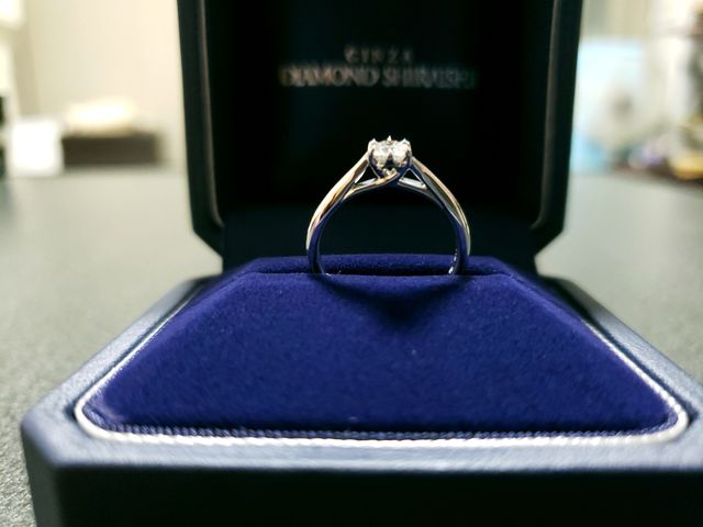 石留めの爪は高めで光が良く入りよりダイヤを輝かせてくれます。