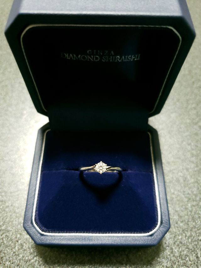 ダイヤ周りのウェーブが柔らかい印象を与えてくれます。