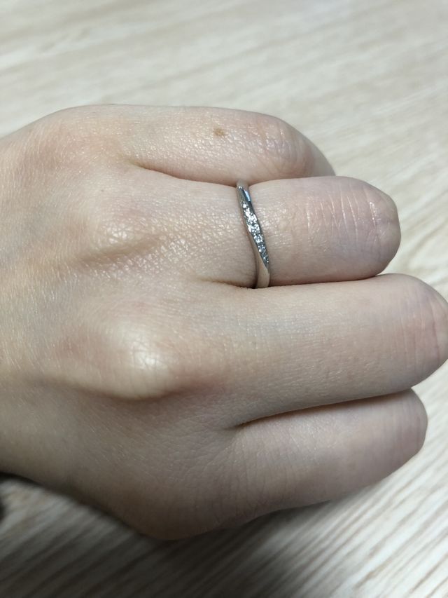 とても指輪がきれいに見えるデザインで、素敵です。