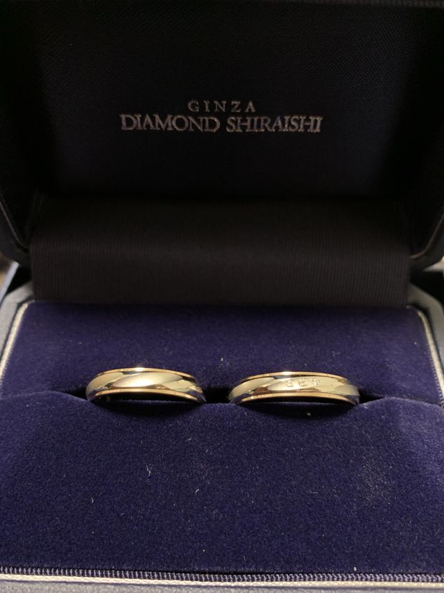 女性側は、真ん中にダイヤモンドが可愛く3個並んでいます。