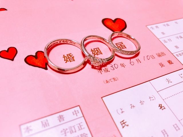 婚約指輪はオリオン座をイメージして小さな石が付いています