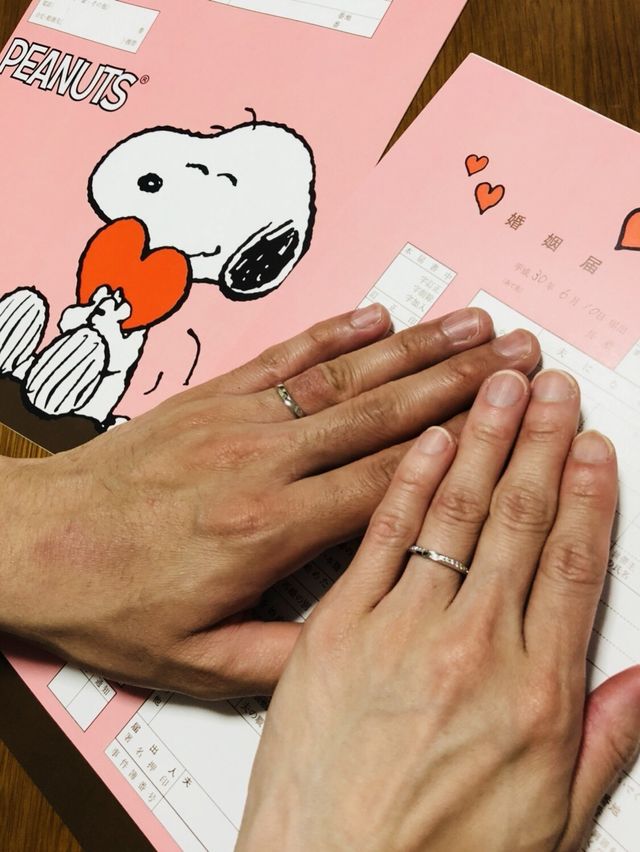 女性のは小さい石が散りばめられてあり斜めのラインが入ってます