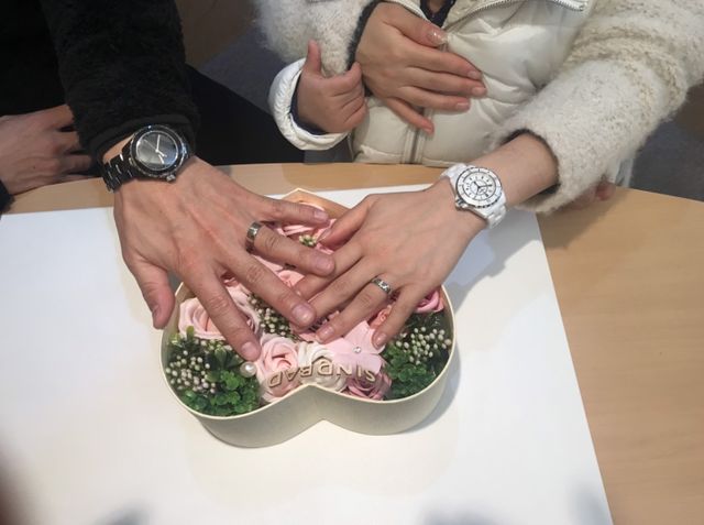 女性の指輪はサイドエタニティにしてあります。