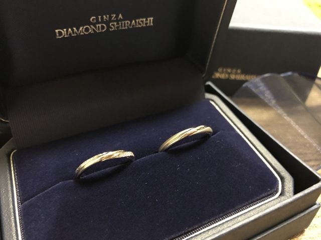 お揃いの形で、女性用はダイヤモンド、男性用は艶消し加工です。