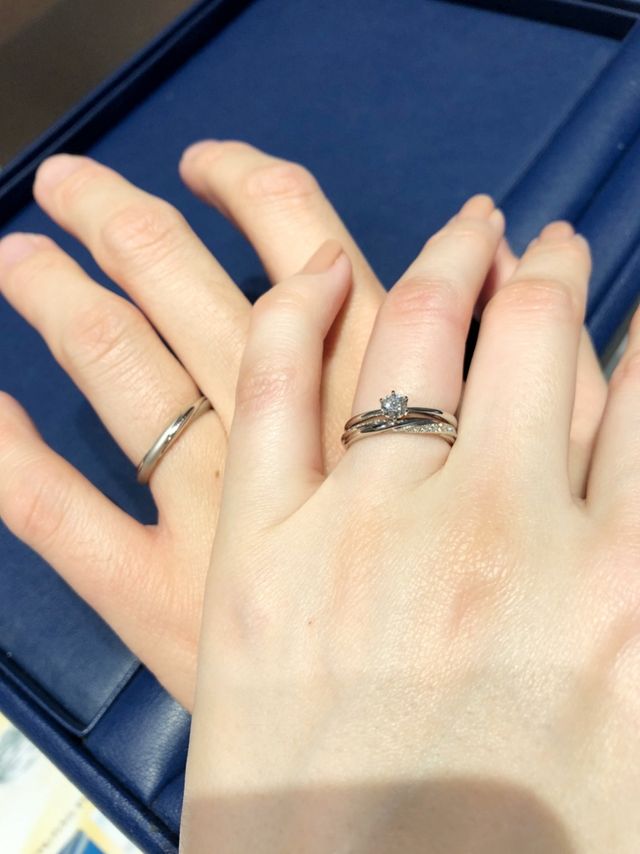 婚約指輪との重ね付け時も、指輪のラインが合う物にしました。