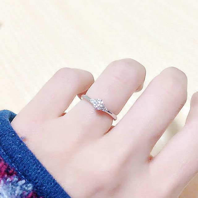 メレダイヤが両脇についていて、少しＶ字になっています。