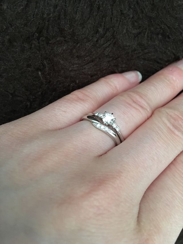 真ん中のダイヤモンドの存在感が素敵です。