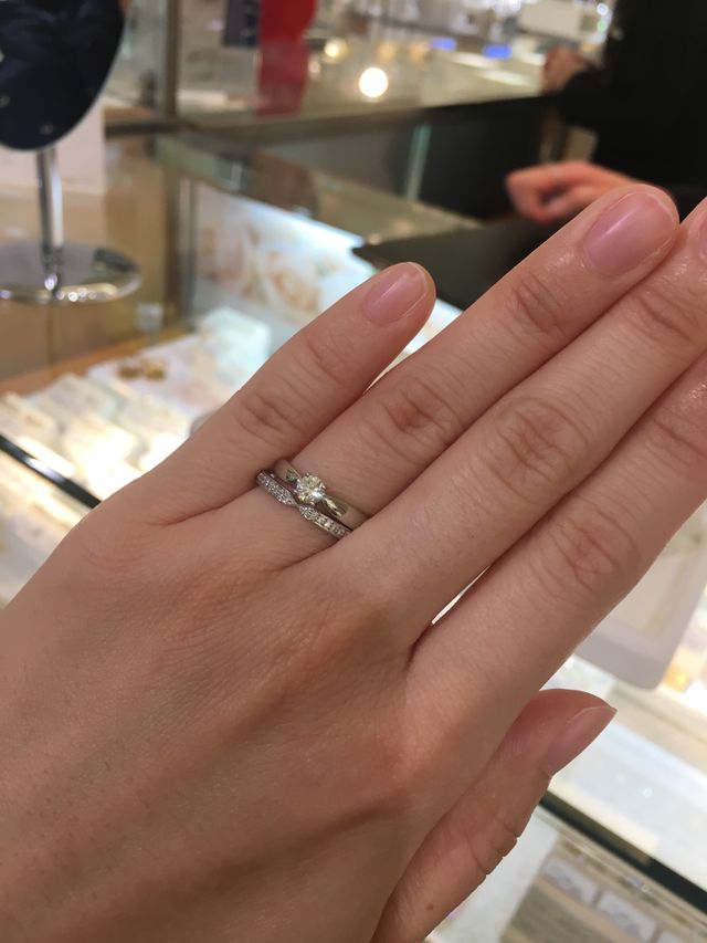 婚約指輪の重ね付けに合うものを探しました。