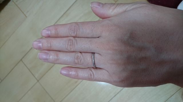 シンプルでさりげなく１ヶ所にダイヤがついています。
