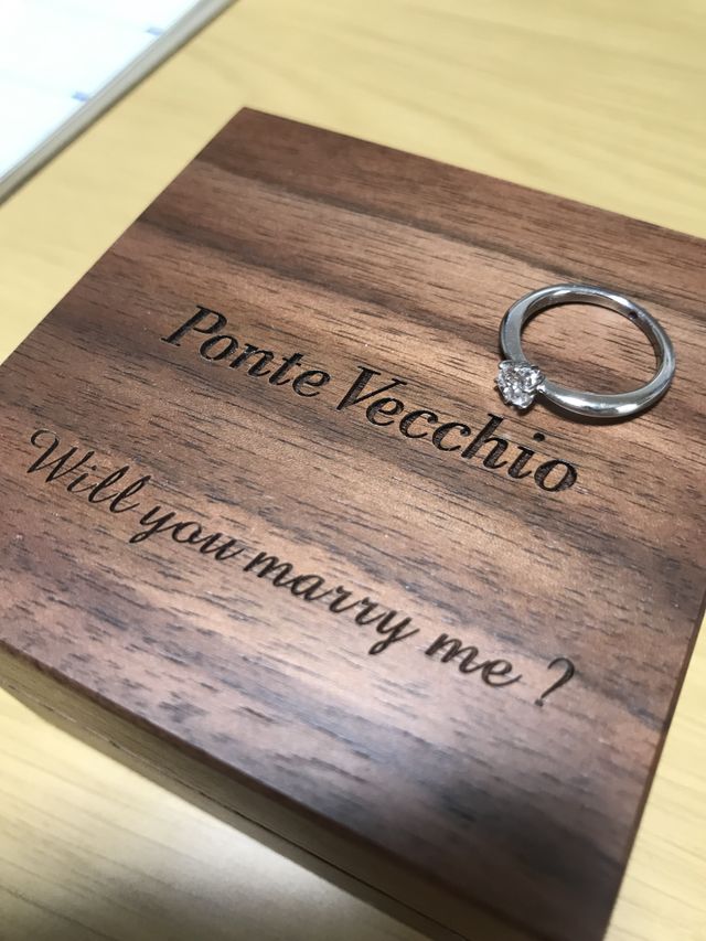 メッセージ付きの木箱に入っています。