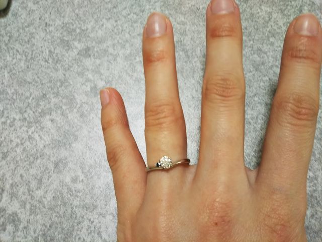 内側に小さな誕生石が埋め込まれています。