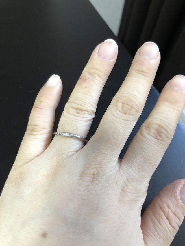 斜めにひねっていてダイヤが入ってます。