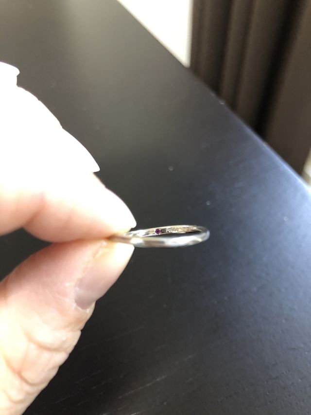 サービスで 主人の誕生石を刻印していただけました。