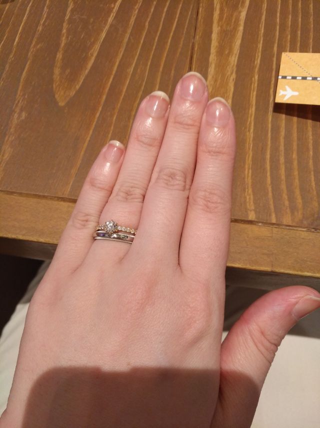 カフェのライティングにて。
エンゲージリングはゴールドです。