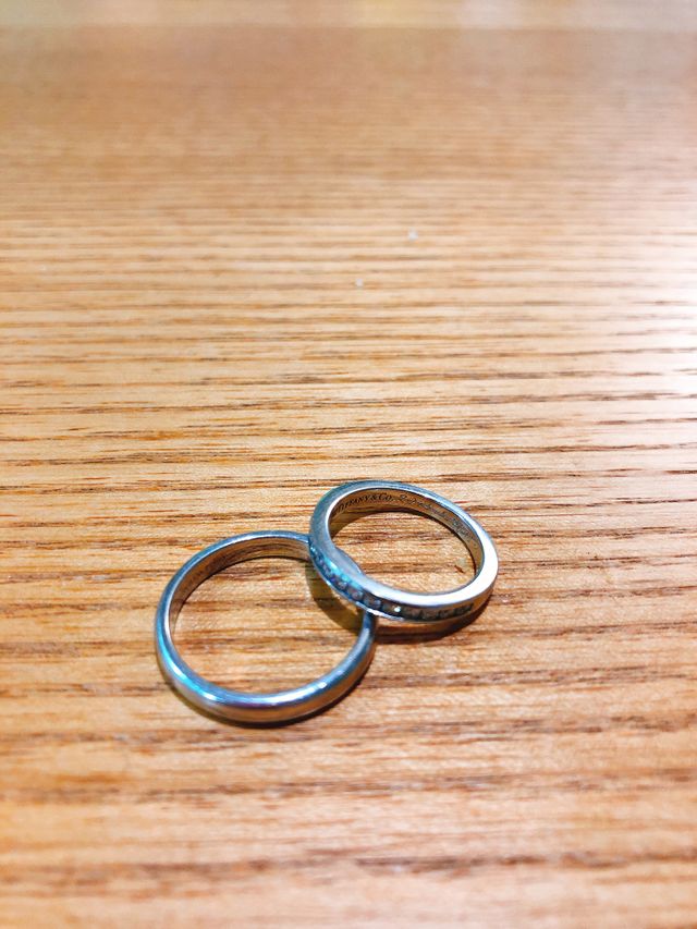 左が主人、右が私。主人はシンプル。私はハーフエタニティ。